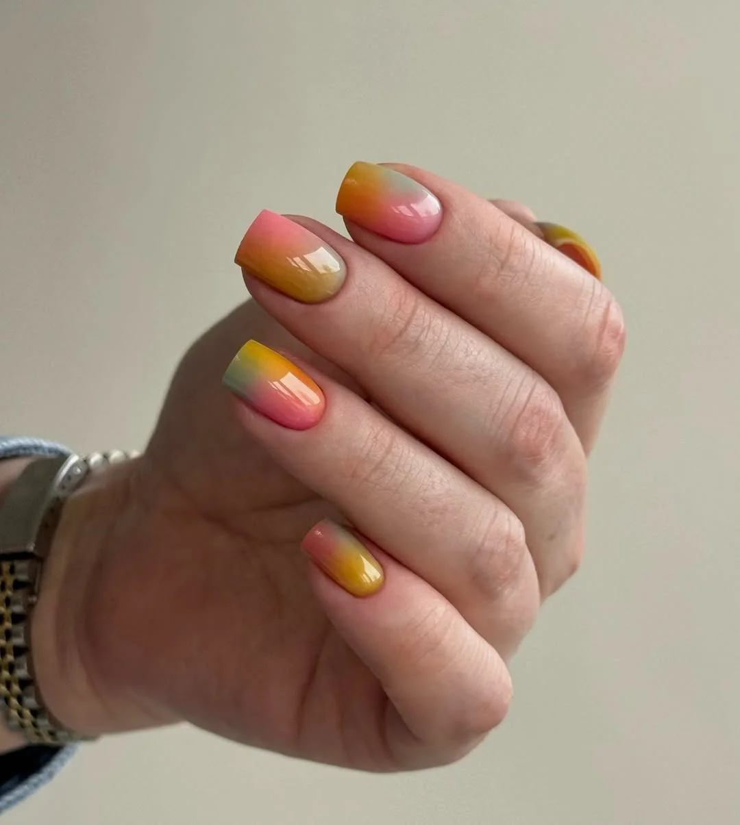 різнокольоровий градієнт захід сонця на манікюрі
