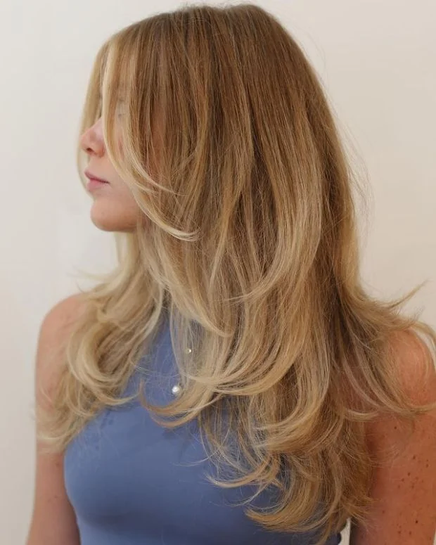 Зачіска каскад на довге волосся із завісою-чубчиком, блонд, обрамлення обличчя
