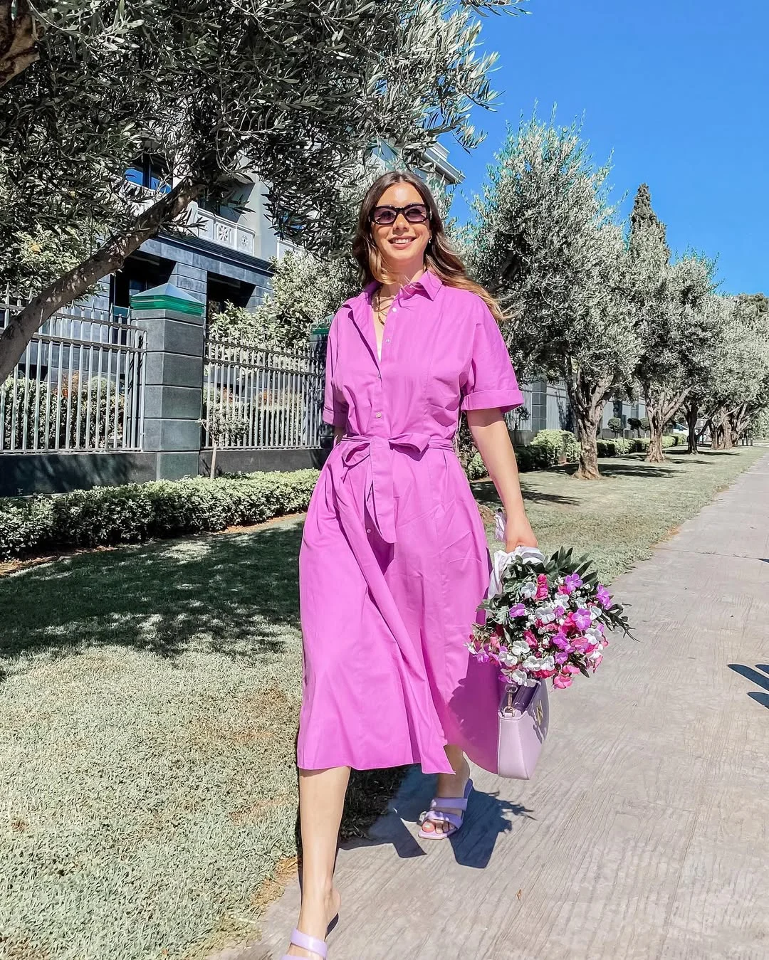 Сукня-сорочка з поясом на літо Літні образи у стилі business casual: рожева сукня-сорочка міді з поясом і босоніжками