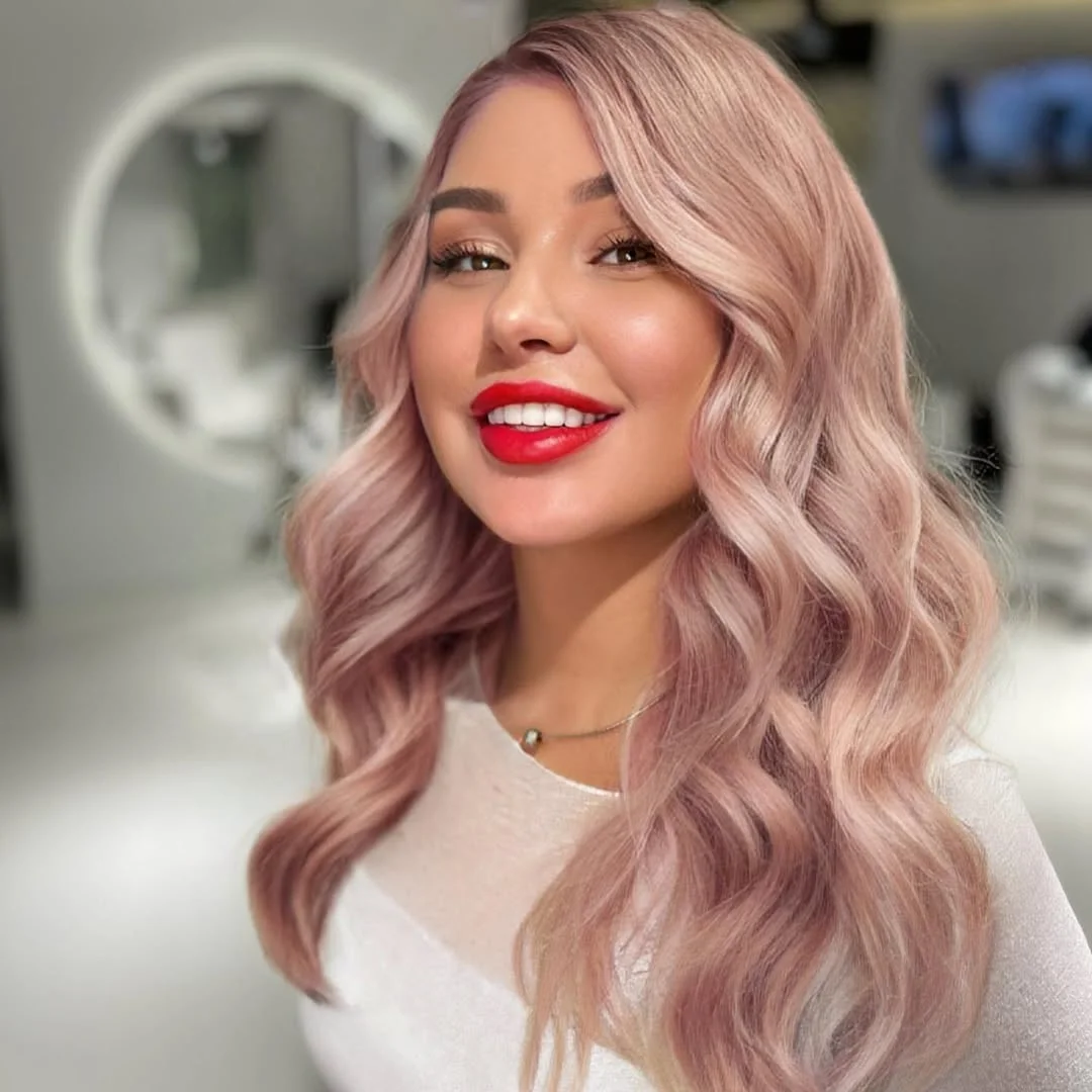 Rose blonde з мʼякими хвилями Полуничний блонд у виконанні rose blonde з голлівудськими хвилями