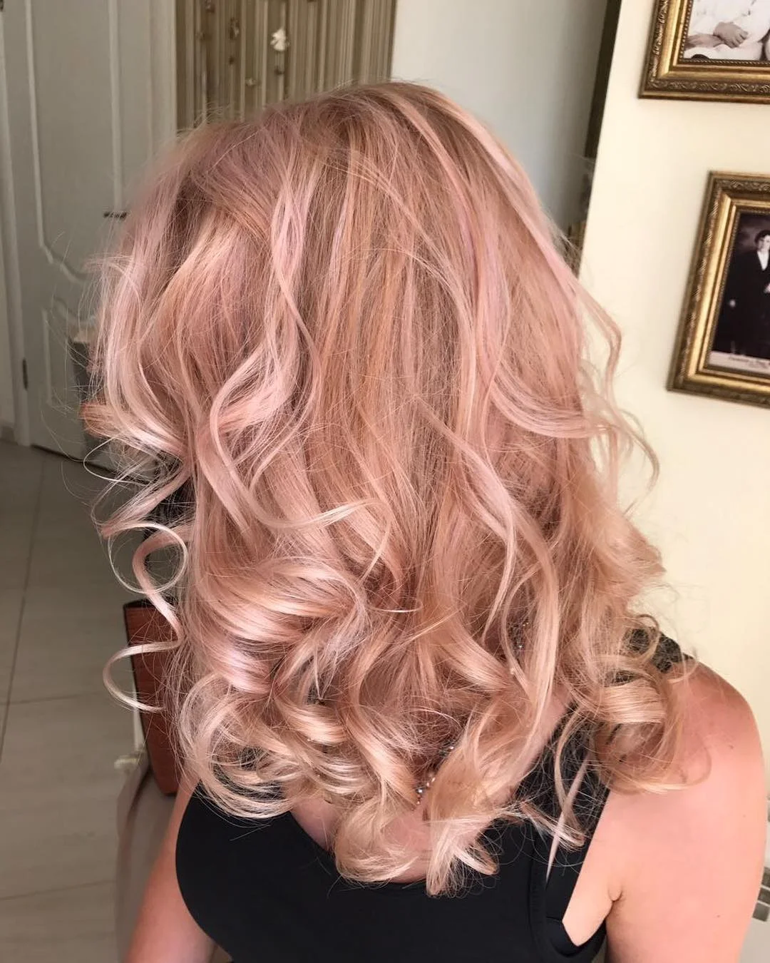 Rose gold у локонах Тепле рожеве золото у виражених локонах