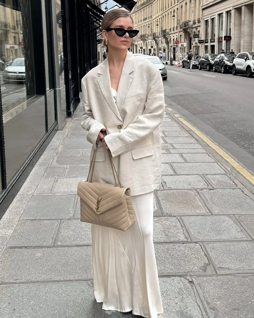 oversize лляний блейзер поверх білої сукні комбінації на вулиці